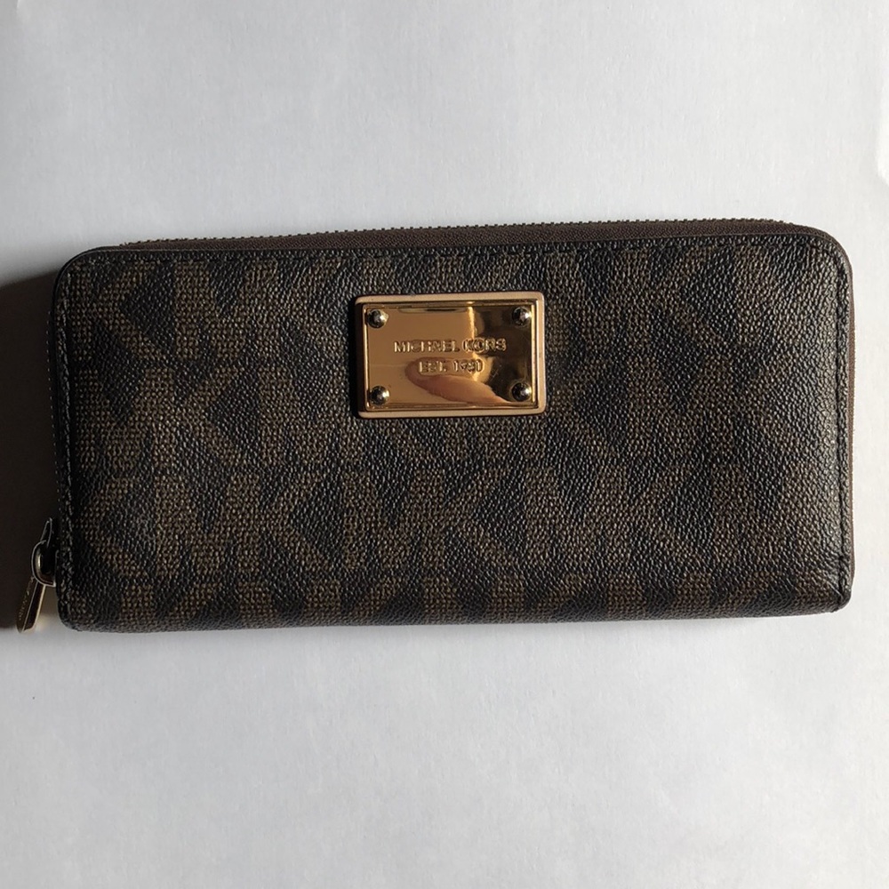 -Michael Kors Wallet